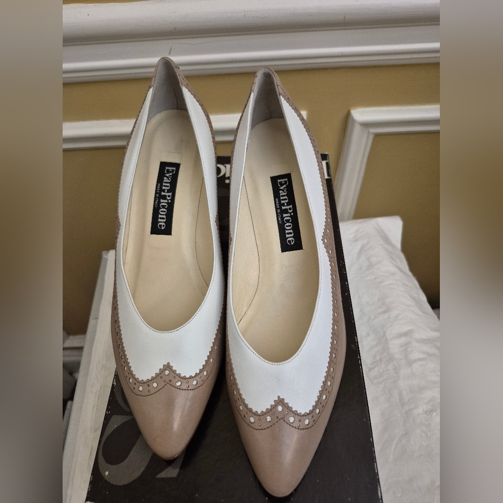 Evan Picone Two Tone Taupe And White Leather Pumps Size 8.5